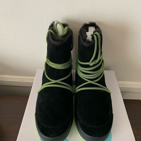 Baretraps dish water resistant  weatherproof,treaded soul, faux shearling bootie - Picture 4 of 12